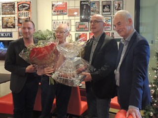 Cultuurwethouder Samir Bashara (l) en Hans Stuijfbergen en Wim van de Water feliciteren Han Hensen als mijoenste bezoeker