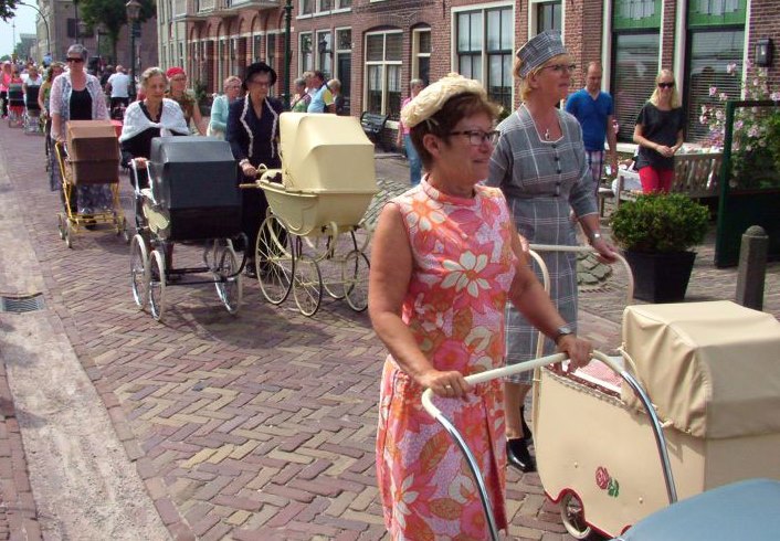 Historische kinderwagenparade in Hoorn