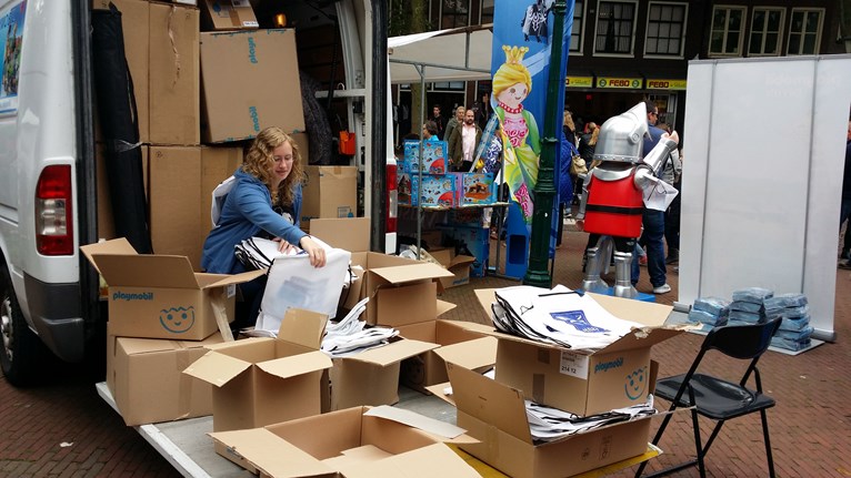 Zo&#39;n 1500 rugzakjes met flyer en Playmobil-poppetje gevuld