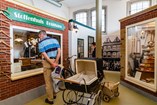 ouderwets winkelstraatje met fourniturenwinkel en eerste Blokkerwinkel in Museum van de 20e Eeuw
