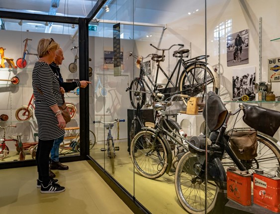 stepjes kinderfietsjes Solex bromfiets driewieler allemaal in Museum van de 20e Eeuw